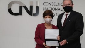 CONAMP homenageia conselheira Ivana Farina