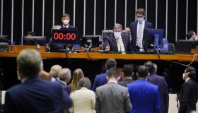 Câmara aprova compra de vacinas pelo setor privado com doação na mesma quantidade ao SUS