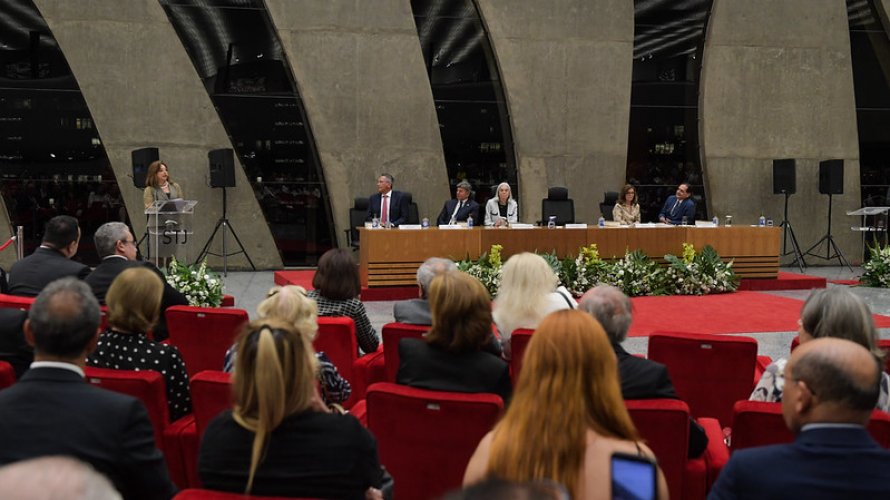 CONAMP prestigia homenagem à ministra Assusete Magalhães