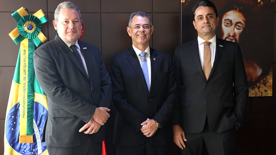 PGJM entrega medalhão do centenário ao presidente e ao vice-presidente da CONAMP