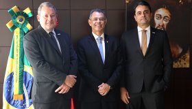 PGJM entrega medalhão do centenário ao presidente e ao vice-presidente da CONAMP