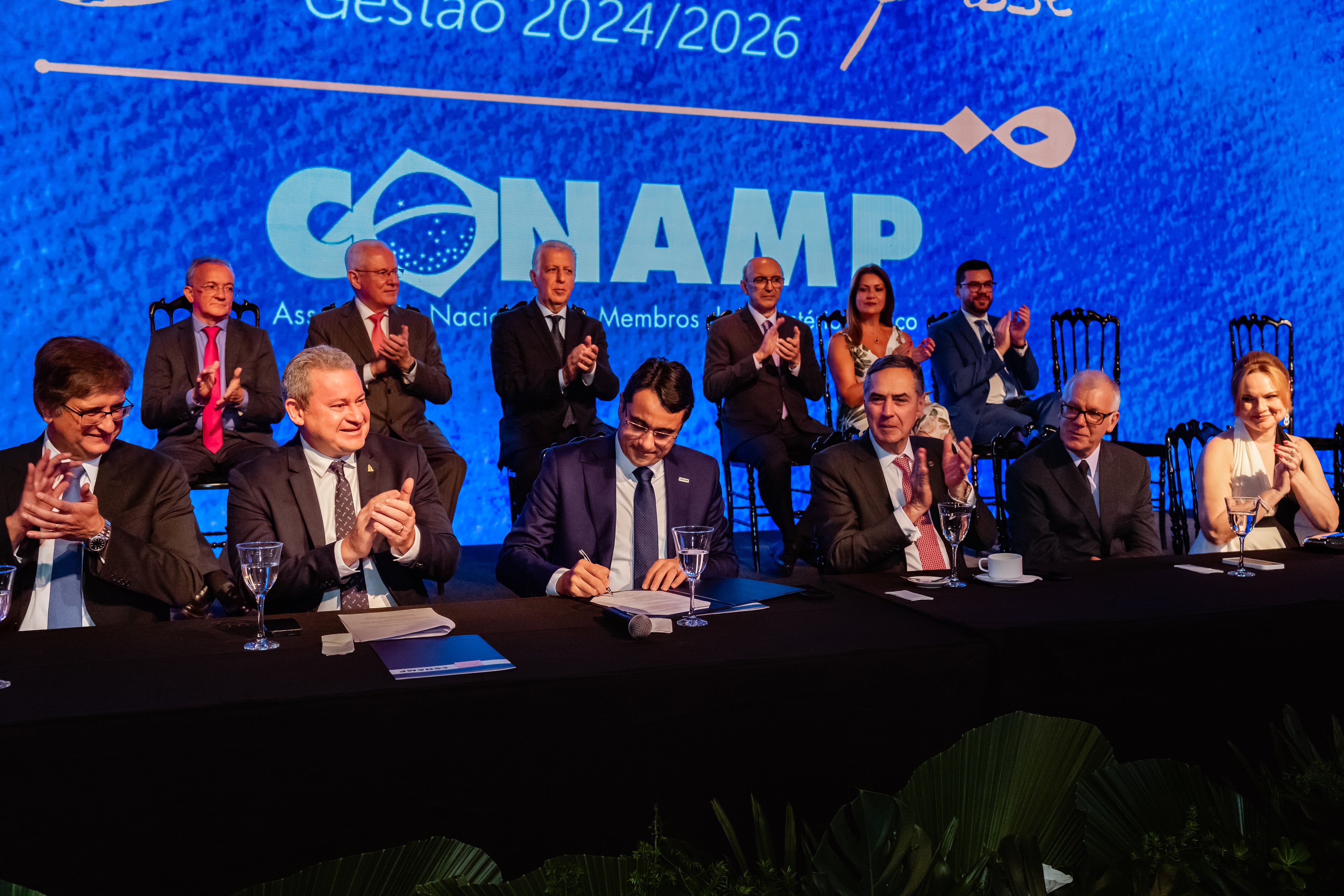 Tarcísio Bonfim é empossado presidente da CONAMP