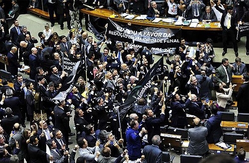 Câmara aprova em 1º turno redução da maioridade penal em crimes hediondos