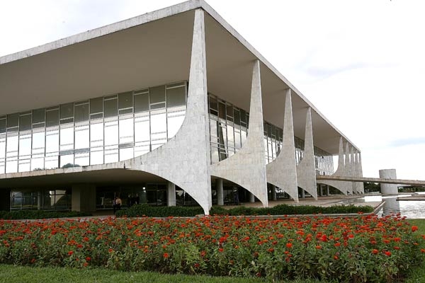 Vetado projeto que dispensava licitação para serviços jurídicos e contábeis