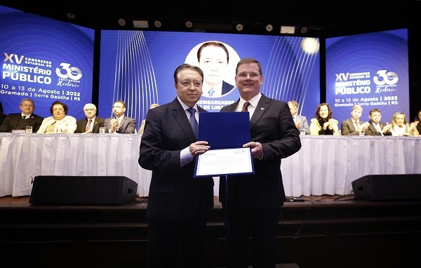 Homenagem ao desembargador Voltaire de Lima Moraes primeiro presidente da AMP RS a promover o Congresso Estadual